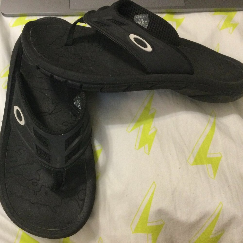 OAKLEY Flip Flops Sandals Big Boy' or Men's Size 7 Super Coil Black VGUC